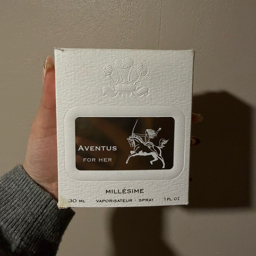 Creed Aventus For Her - Elegant White Packaging